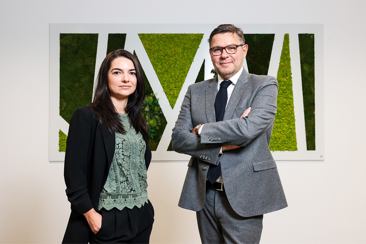 Raluca Silaghi, Partner, et Stephen D’Errico, Managing Partner d’EY Law réalisent une rétrospective de cette année de lancement du cabinet luxembourgeois. Crédit photo : Eva Krins (Maison Moderne)