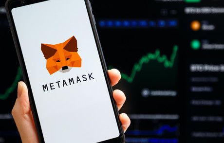 MetaMask, menacé par des problèmes de sécurité, sera renforcé avec les 12 développeurs de MyCrypto. Une bonne nouvelle au moment où un nouveau virus fait des ravages dans le monde des cryptos. (Photo: MetaMask)