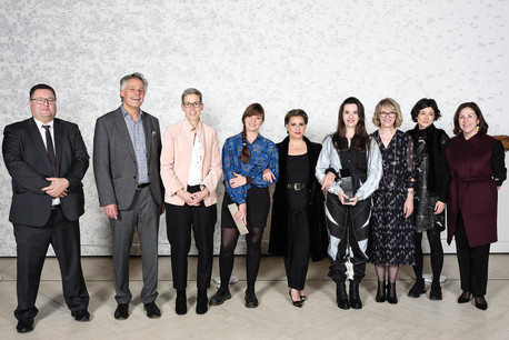 Mary-Audrey Ramirez (à droite de Son Altesse Royale la Grande-Duchesse) et Nora Wagner (à gauche de Son Altesse Royale la Grande-Duchesse) ont été récompensées par le prix Edward Steichen 2019. (Photo: Romain Girtgen/Edward Steichen Award Luxembourg)