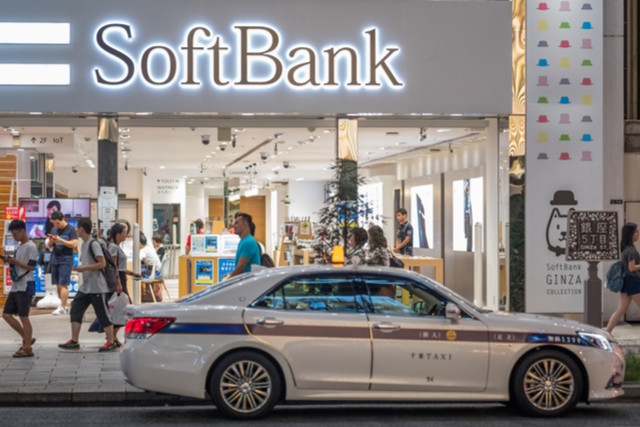 Le patron de Softbank a déjà misé 60 milliards de dollars sur plus de 40 entreprises afin de peser sur le secteur des transports. (Photo: Shutterstock)