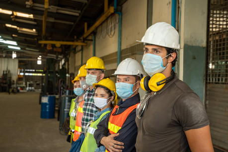 Pour certains métiers, le port du masque est une contrainte difficile à assumer sur une longue durée. Pour les syndicats, la protection contre le Covid ne doit pas être source d’autres dangers pour les travailleurs. (Photo: Shutterstock)