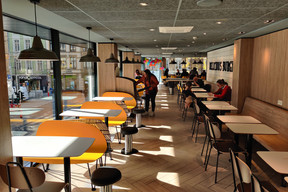 Salle de restauration sur place et sanitaires à l’étage. (Photo: Christophe Lemaire/Maison Moderne)