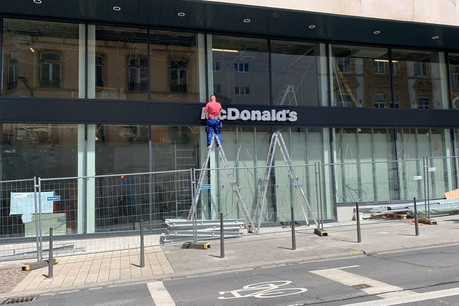 L’enseigne a été posée ce mardi, signant une nouvelle étape d’avancement dans ce chantier visible à l’angle de l’avenue de la Gare et de la rue de Bonnevoie. (Photo: Paperjam)