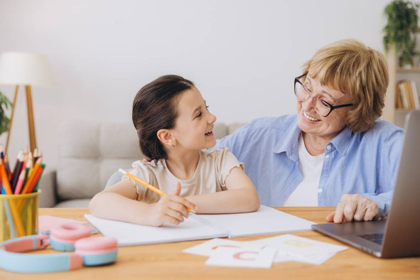Super Senior du MEC rapproche seniors et enfants autour de l’aide aux devoirs. Le programme a remporté le prix «People» aux Sustainability Awards 2026 d’IMS Luxembourg. (Photo: Shutterstock)