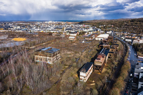 Sur le site de la Rout Lëns, les Keeseminnen sont les bâtiments situés le long de la voie de chemin de fer (à droite sur cette photo). (Photo: Nader Ghavami/Archives Paperjam)