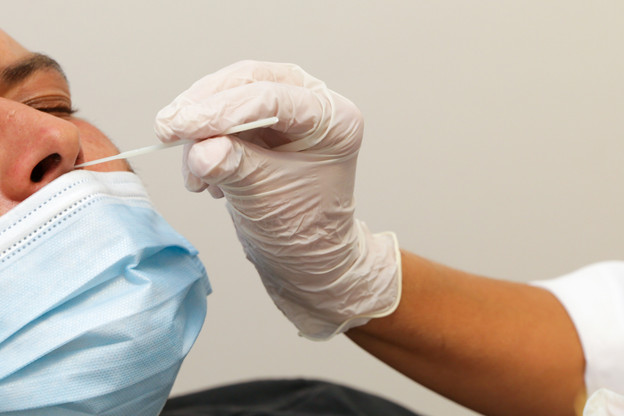 Les candidats au voyage sont priés de s’adresser directement aux laboratoires d’analyses médicales, et non plus à leur médecin traitant, avant de réaliser un test PCR. (Photo: Romain Gamba/Maison Moderne)