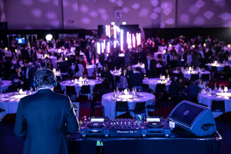 Pour assurer l’ambiance musicale des Media Awards 2020, le DJ Kuston Beater s’est vu confier les platines. (Photo: Jan Hanrion / Maison Moderne)