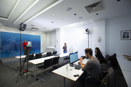 En l’espace de quelques jours, les journalistes se sont approprié la forme «à distance» des conférences de presse. Un seul confrère relaie les questions centralisées lors des apparitions ministérielles, suivies en diffusion sur internet. Les mesures sanitaires accélèrent des pratiques digitales. (Photo: SIP/Julien Warnand/archives Paperjam)