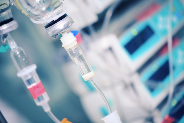The sharpest rise stands at 265%. This does not relate to a medical innovation, but to a standard infusion solution. Its price, which had long been significantly lower than that of its competitors, has caught up with theirs within a year. The B. Braun case highlights the limitations of Luxembourg’s oversight of a European market for essential products. (Photo: Shutterstock)