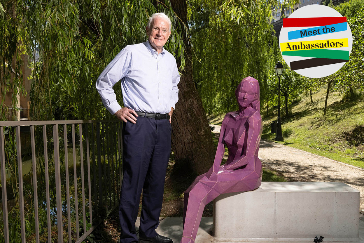 Although Ambassador Barrett has often walked throughout the Grund and Clausen, this was his first encounter with the Melusina statue. Guy Wolff/Maison Moderne