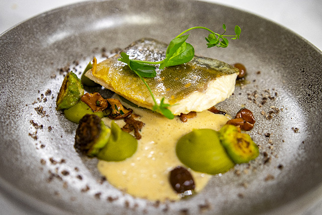 Omble chevalier, choux de Bruxelles, girolles, olives taggiasche. (Photo: Hôtel Le Royal)