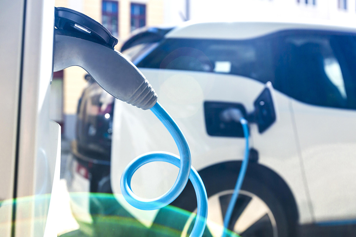 La carte carburant TOTAL évolue pour vous permettre de recharger votre voiture électrique ou hybride sur un large réseau de bornes au Luxembourg et en Europe. Crédit : Total