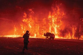  Cette photo témoigne de la violence des incendies en Australie, obligeant les pompiers à abandonner leur véhicule.  (Photo: Matthew Abbott)
