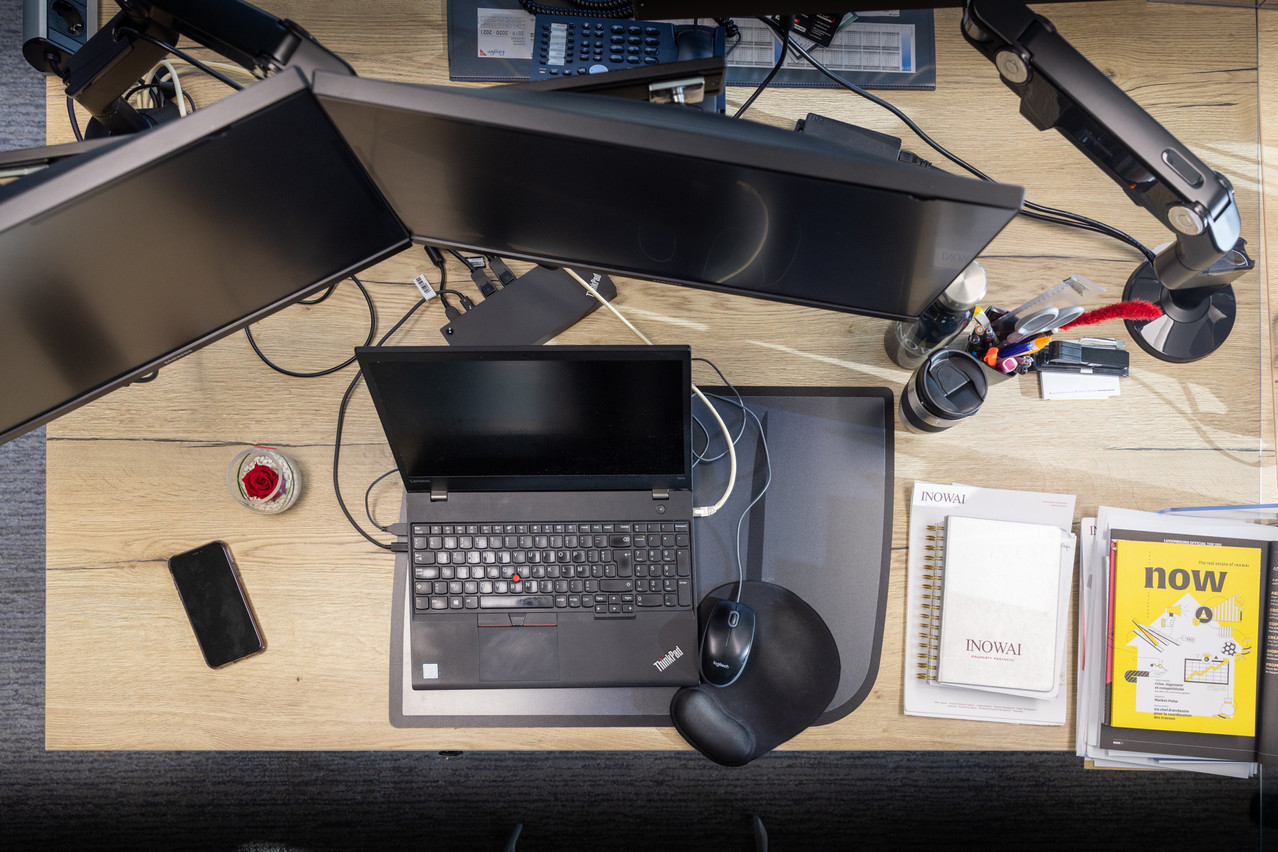 Mélanie De Lima’s desk. (Photo: Romain Gamba/Maison Moderne)