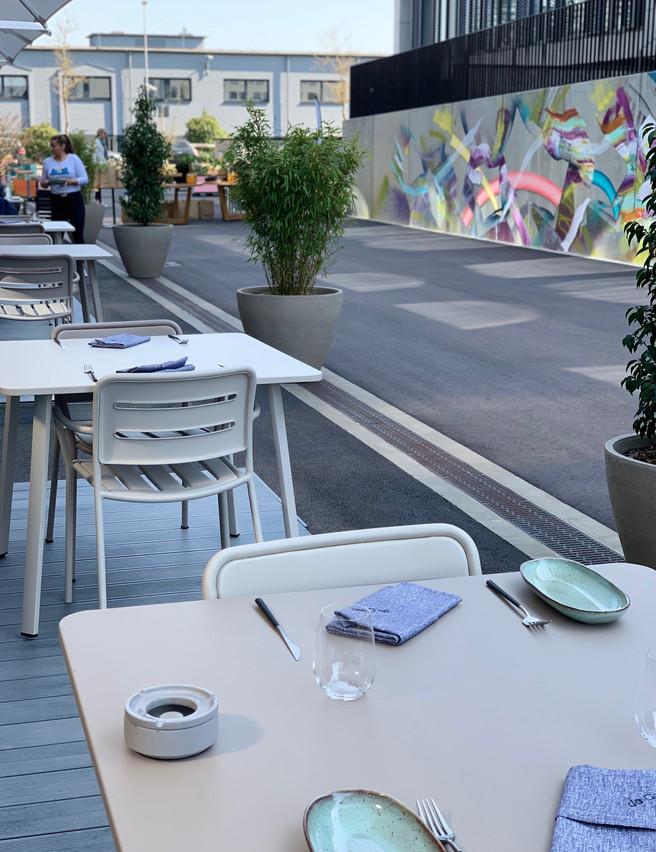 La terrasse tranquille de l’hôtel INNSiDE by Meliá est un de ses atouts principaux, notamment pour son restaurant De Gaart, avec de l’espace et la fresque murale d’Eric Mangen… (Photo: Maison Moderne)