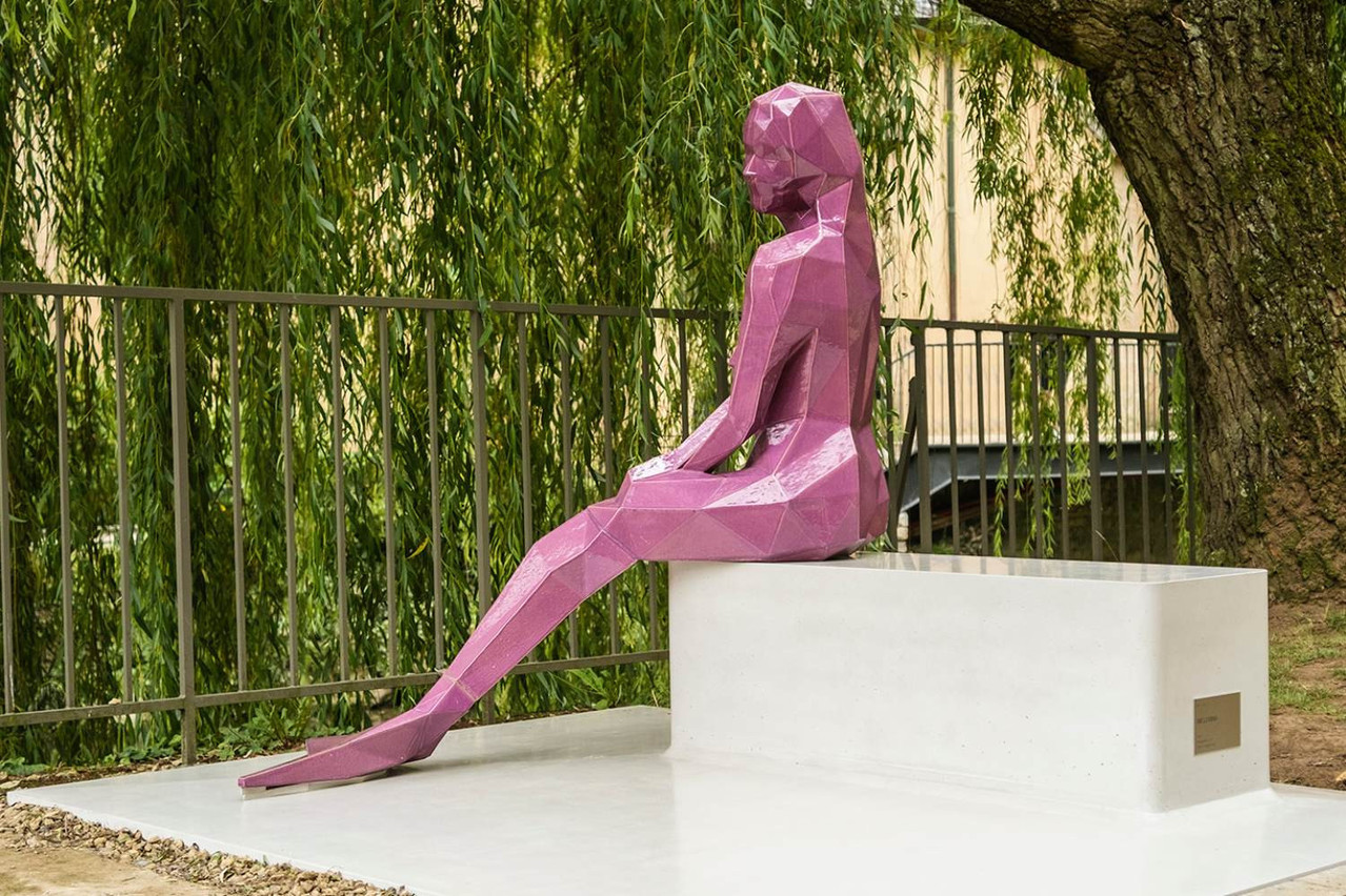La statue en 3D de la sirène Melusine a été installée en 2015, rue Plaetis, au bord de l’Alzette. (Photo: Serge Ecker)
