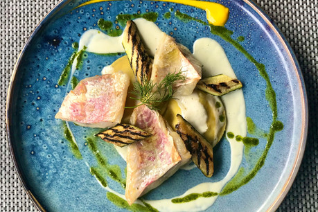 Bel exemple de plat du jour au Come Prima: filet de rouget, courgettes grillées, crème d’aneth citronnée et ravioles d’aubergines. (Photo: Maison Moderne)