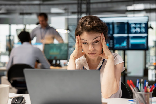 Assessing work overload, regulating digital monitoring and supporting employees following a period of sick leave… The European Parliament is calling for new obligations to prevent burnout. (Photo: Shutterstock)