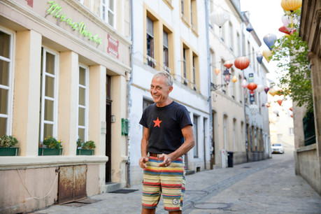 Le sourire en banane et un air espiègle d’éternel trublion: impossible de louper Lucien Elsen lorsqu’on croise sa route festive devant la Mesa Verde, depuis bientôt 30 ans… (Photo: Romain Gamba / Maison Moderne)