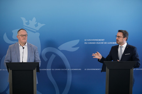 Romain Schneider et Xavier Bettel ont annoncé que les mesures étaient prolongées jusqu’au 15 mai, mais qu’à cette date, des ouvertures pourraient avoir lieu, notamment dans les domaines de la culture et du sport. (Photo: Matic Zorman/Maison Moderne)