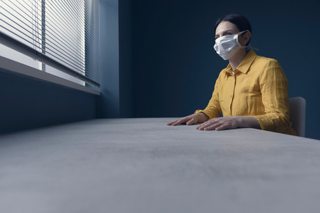 «Des alternatives et des exceptions à l’interdiction de sortie devraient être prévues afin de veiller au respect des droits humains», note la CCDH, qui réclame des précisions concernant les mesures de quarantaine et de mise en isolement. (Photo: Shutterstock)