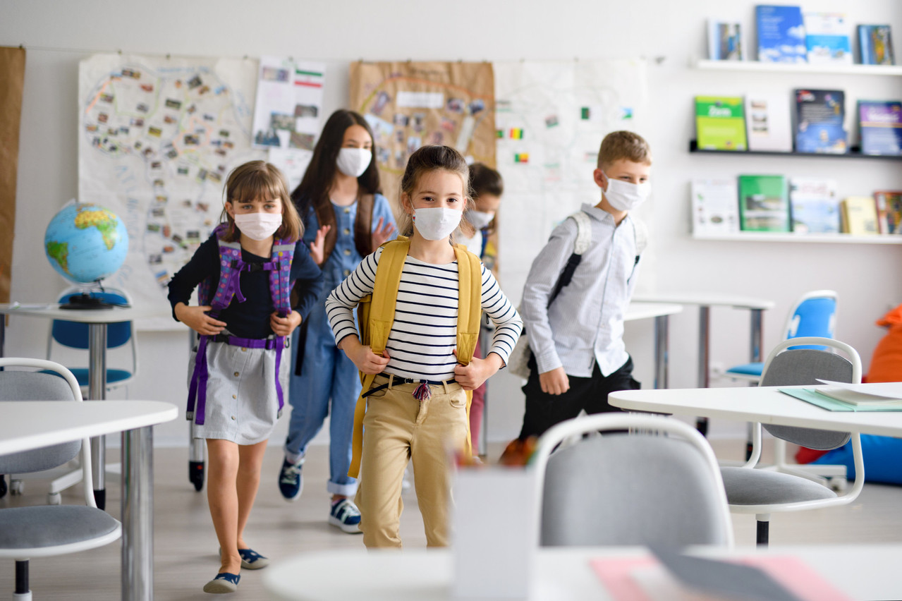 À partir de 6 ans, le port du masque n’est pas nécessaire en classe une fois assis, mais l’est bien lors des déplacements dans le bâtiment et pendant le transport scolaire. (Photo: Shutterstock)