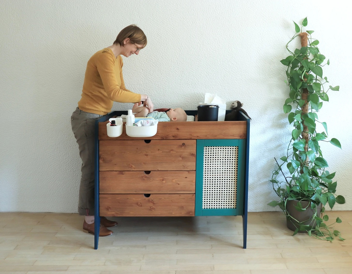 La partie supérieure de la commode est amovible pour être utilisée comme table à langer. (Photo: ruth. atelier)