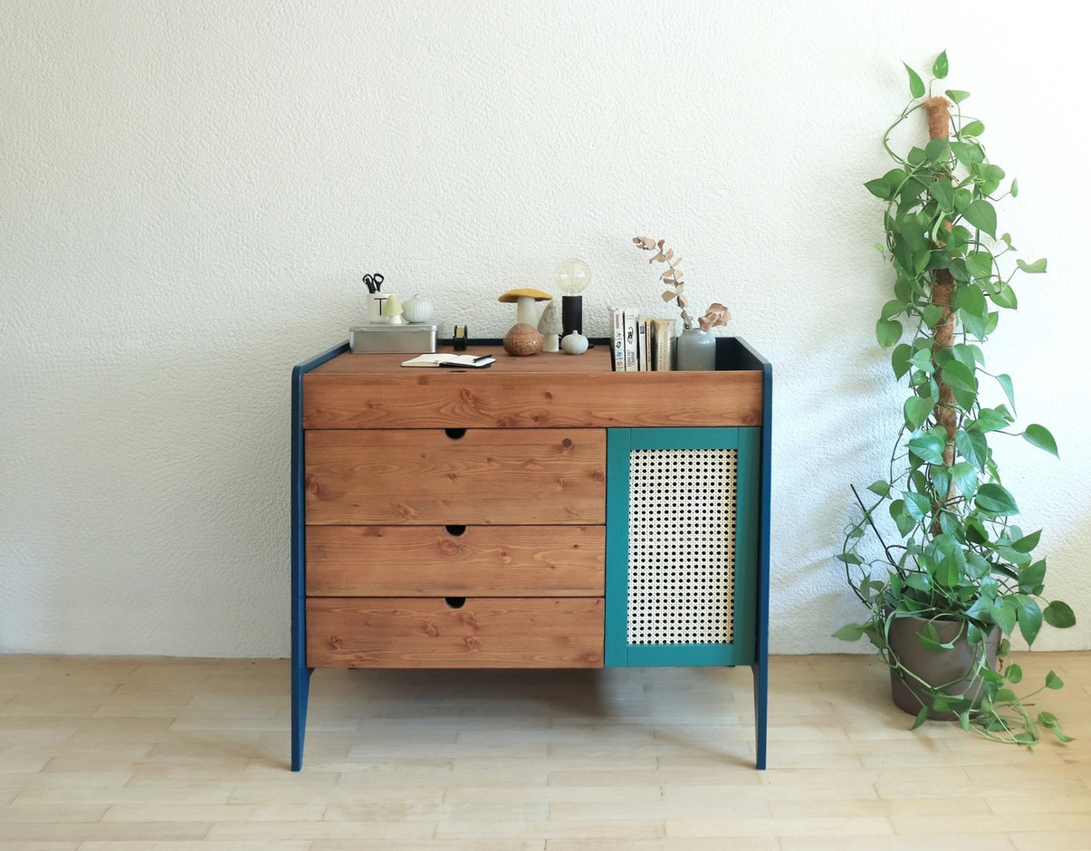 Quand on n’a plus besoin de l’espace à langer, le meuble redevient une simple commode. (Photo: ruth. atelier)