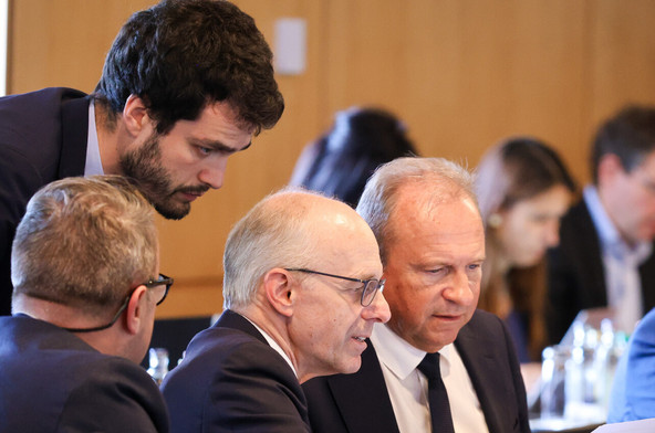 Si SES ne l’a pas officialisé, parce que l’information qu’Anne-Catherine Ries prendrait la direction de l’ambassade de New Delhi n’est pas officielle, le stratège de Luc Frieden, Michel Scholer (ici au-dessus de son épaule) a été nommé au conseil d’administration de SES pour la remplacer. (Photo: SIP)