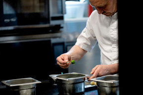 Alexis Baudin’s philosophy is radical and consistent: the majority of producers are located within a twenty-kilometre radius, with seasonality guiding absolutely everything. (Photo: Laurent Dupont)