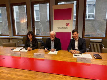 L’ONG Ada, représentée par Laura Foschi (à gauche), et le LMDF, représenté par Raymond Schadeck (au centre) et Kaspar Wansleben (à droite) ont testé, en 2020 et 2021, le financement de microentreprises liées à internet. Les possibilités d’améliorer l’impact social dans les pays pauvres sont importantes mais restent liées à l’adhésion d’investisseurs engagés pour une finance plus inclusive. (Photo: LMDF)