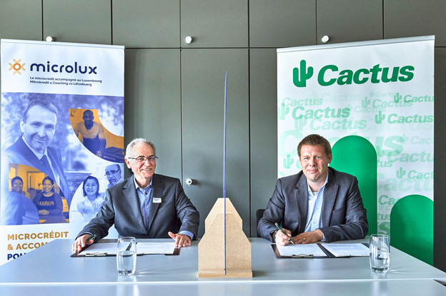 Rémy Jacob, président de Microlux, et Gilles Feipel, de Cactus Marketing, lors de la signature du contrat de partenariat dans les locaux de Cactus à Windhof. (Photo: Cactus)