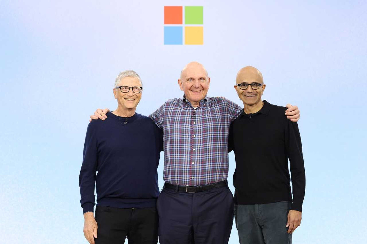 Deux des cofondateurs de Microsoft, il y a 50 ans, Bill Gates et Steve Ballmer, invités par le CEO, Satya Nadella, à la cérémonie célébrant un demi-siècle continu de développements. (Photo: Microsoft)