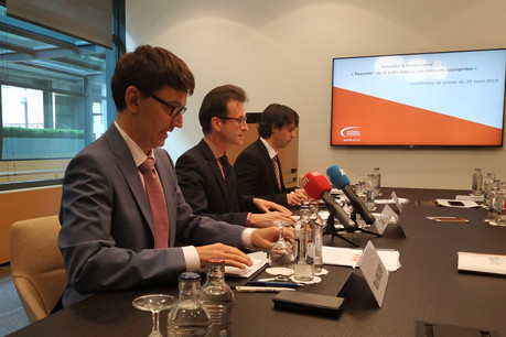 Marc Wagener (à gauche), directeur des affaires économiques, Carlo Thelen (au centre), directeur général de la Chambre de commerce, et Jean-Baptiste Nivet, économiste, lors de la présentation de la 21 e édition du bulletin «Actualité & Tendances». (Photo: Paperjam)
