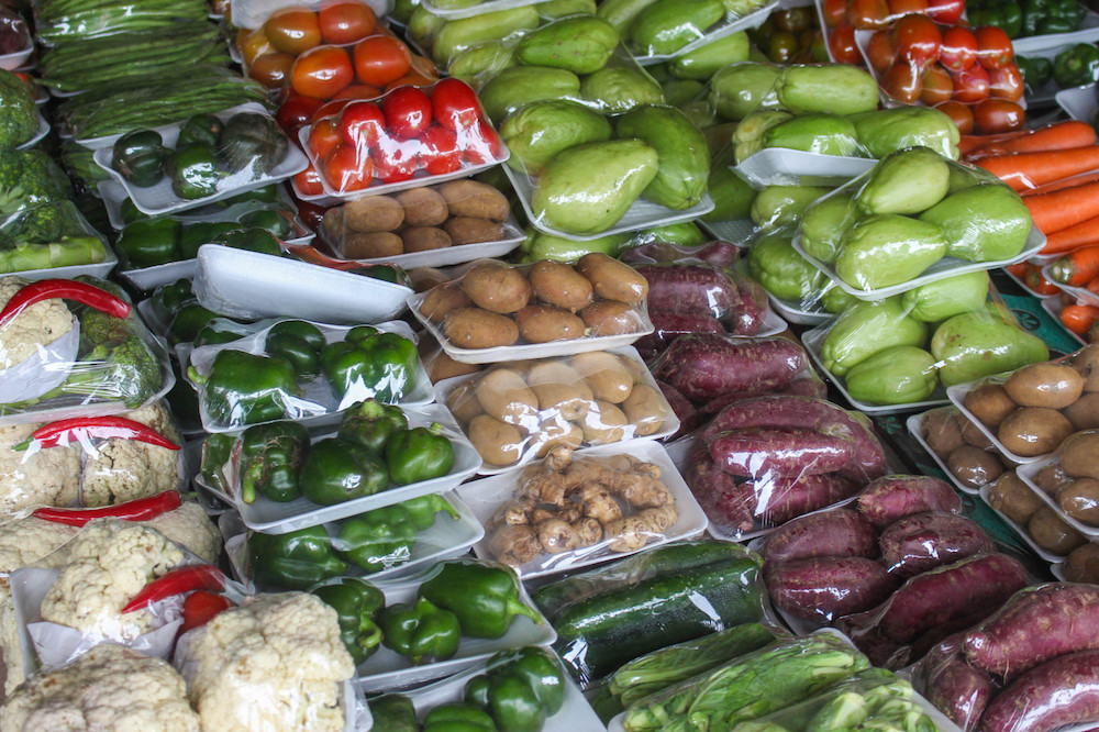 Interdire le conditionnement préalable de certains fruits et légumes frais dans la préparation jusqu’à la vente finale est une des options pour réduire le recours aux emballages plastiques envisagées dans la stratégie «zéro déchet». (Photo: Shutterstock)