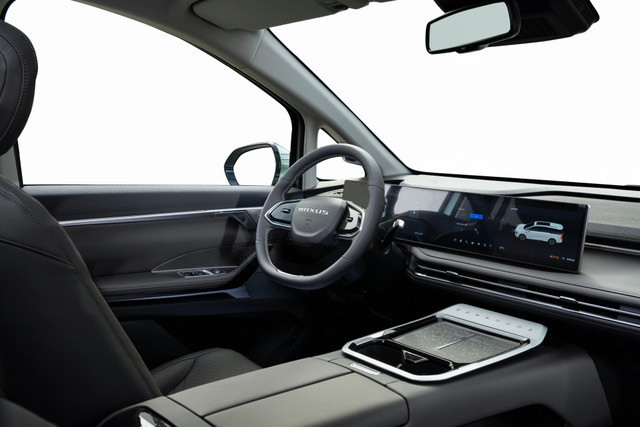 The interior features a triple screen. Photo: Maxus