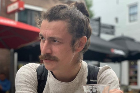 Entre deux shootings, le photographe Mike Zenari apprécie s’attabler dans ses adresses préférées, notamment à Dudelange, dont il est originaire et où il réside. (Photo: Lisi W)