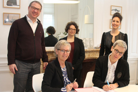 La ministre de la Culture, Sam Tanson, a signé mardi la première convention avec les Archives nationales représentées par leur directrice Josée Kirps. (Photo : ministère de la Culture)