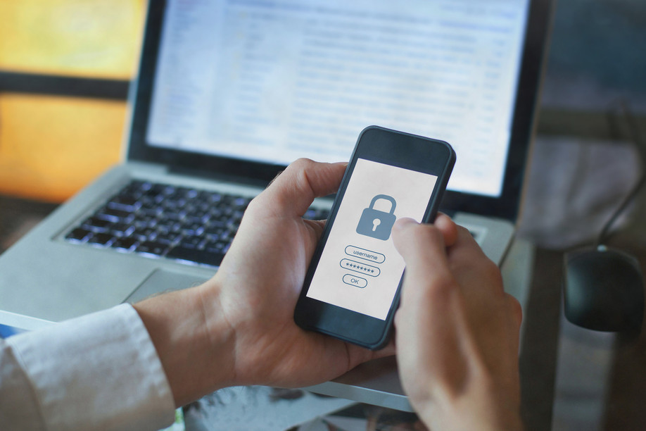 While the EITC recommends careful use of commercial applications, members of the government and senior civil servants are obliged to observe a good conduct code when using the state's digital devices. (Photo: Shutterstock)