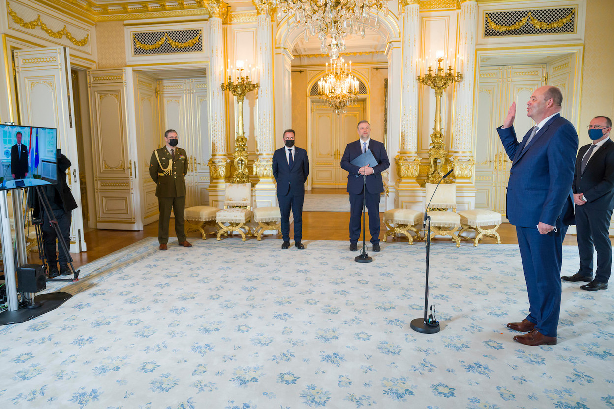 Claude Haagen being sworn in by the grand duke Photo: SIP / Jean-Christophe Verhaegen