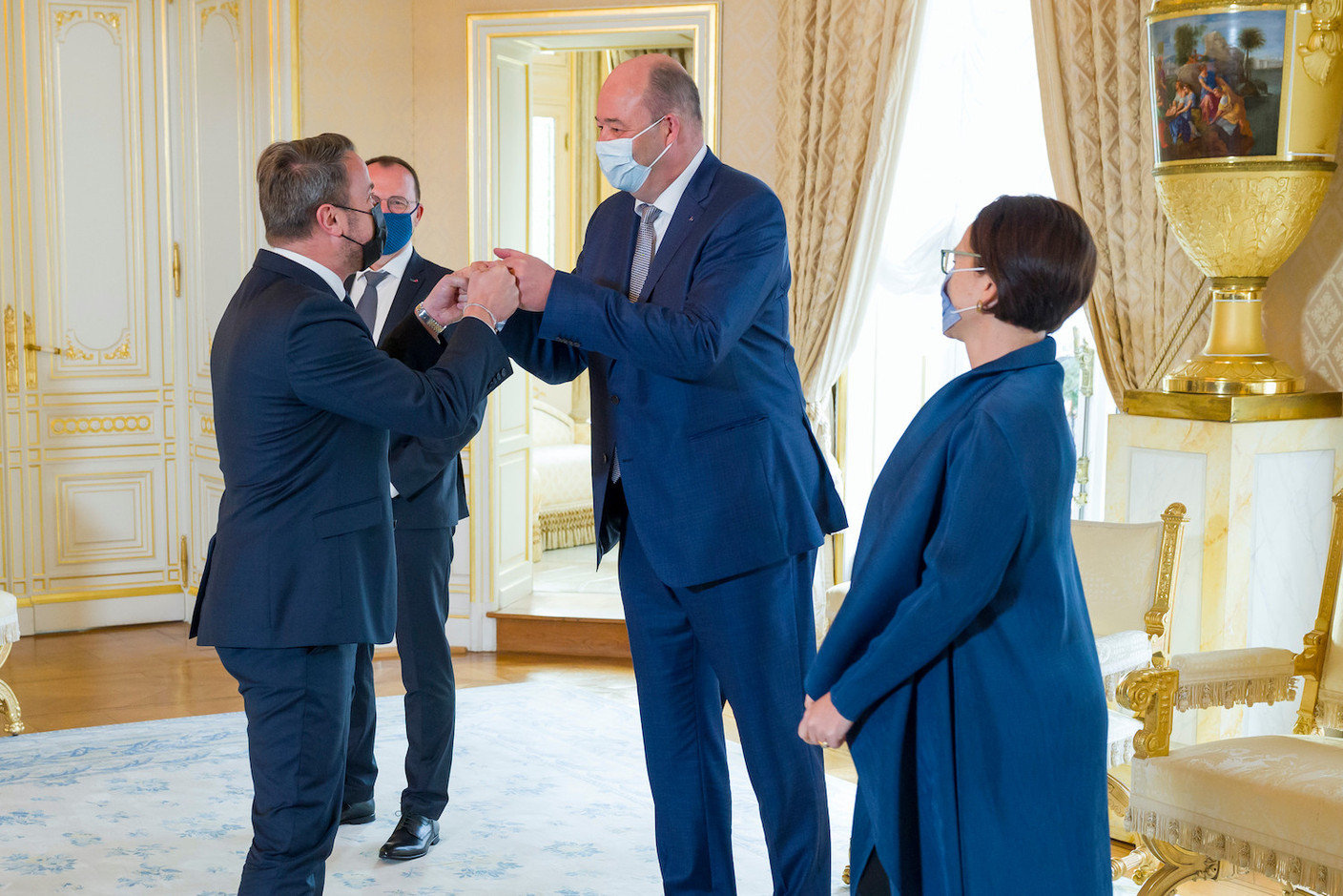 Bettel congratulates his new members of cabinet Photo: SIP / Jean-Christophe Verhaegen