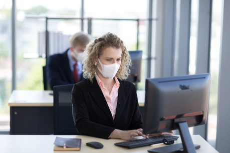 Le choix se résumerait-il à venir travailler avec un masque ou à prendre sur son quota de congés? Une banque tente le coup. (Photo: Shutterstock)