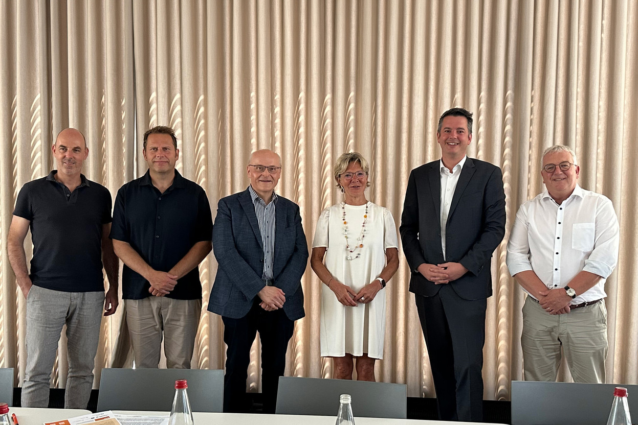 Thomas Wallrich (Miselerland), Jean-Claude Welter (Forma Architectes), Pierre Hurt (OAI), ministers Martine Hansen and Lex Delles, and Gilles Estgen (Regional Tourist Board), united by a shared vision of architecture in the service of wine tourism. (Photo: OAI, cropped by Paperjam using AI)