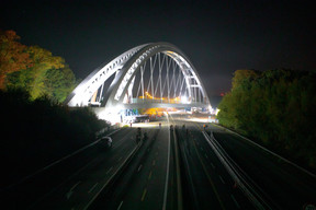 Vers 2h30 du matin, le pont est ripé. (Photo: Matic Zorman/Maison Moderne)