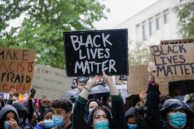 Une manifestation devant l’ambassade des États-Unis à Luxembourg pour dénoncer le racisme et réclamer plus de justice après la mort de George Floyd. (Photo: Romain Gamba / Maison Moderne)
