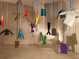 Vue de l’installation des vêtements «T-A-P-E» de Grit et Jerszy Seymour. ((Photo: Paperjam.lu))