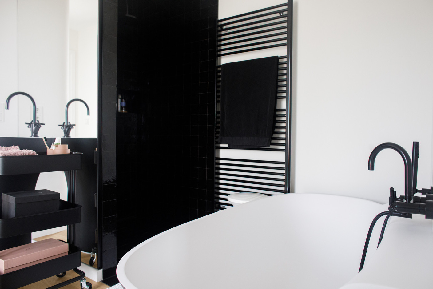 La salle de bains reprend les codes du noir et blanc, avec notamment l’utilisation de zelliges. (Photo: Matic Zorman / Maison Moderne)