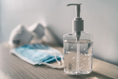 Pour maintenir un taux de contagion le plus bas possible, le masque et le lavage régulier des mains restent des gestes préconisés. (Photo: Shutterstock)