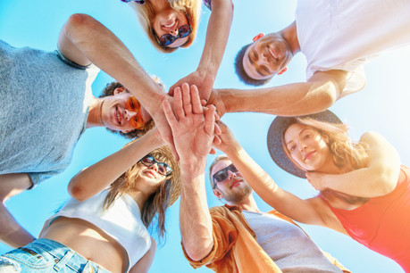 Neuf jeunes sur dix sont heureux de leur vie avec leurs parents et leurs amis. Plus quand ils ne travaillent pas encore, parce qu’ils ont plus de temps à leur consacrer. (Photo: Shutterstock)