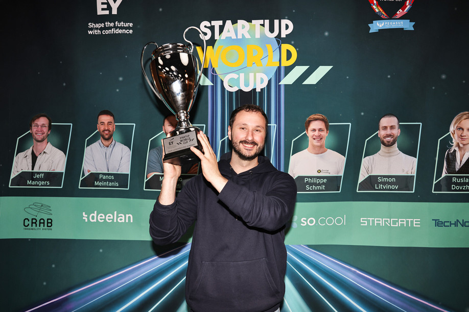 “Every day, somewhere in the world, a factory shuts down not because of a mechanical fault, but because of a cyberattack,” explained Maurizio Ghisolfi, head of Mon5 in Luxembourg, during his pitch to the jury. (Photo: EY)